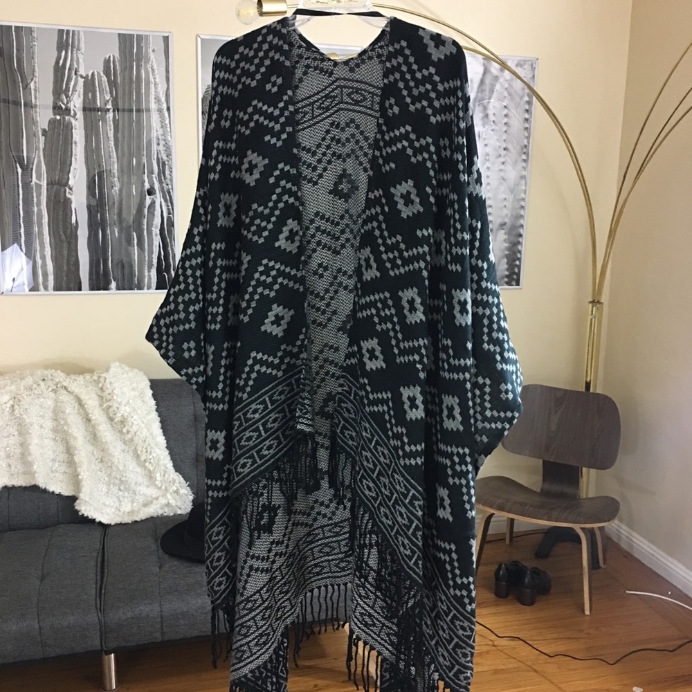 [Forever 21] Black Grey Southwestern Print Poncho